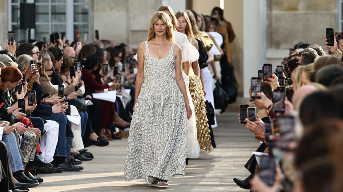 H Λόρα Ντερν άνοιξε την επίδειξη της Γκαμπριέλα Χερστ στην Εβδομάδα Μόδας στο Παρίσι
