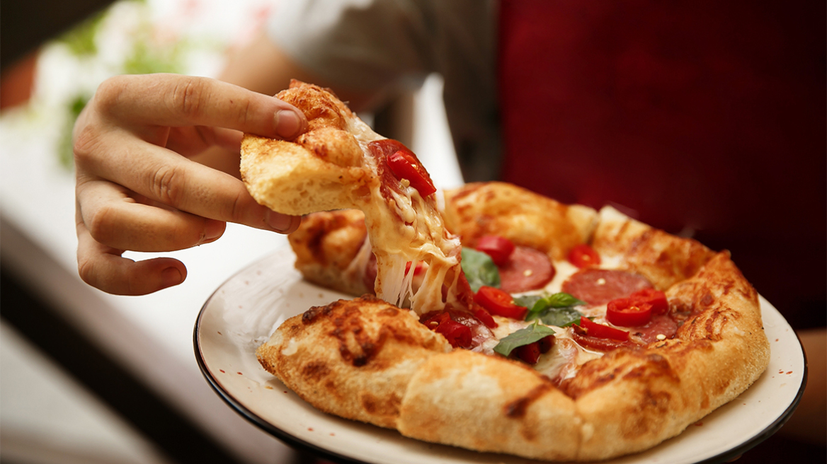 Υπάλληλος πιτσαρίας έφαγε πίτσα ανταγωνιστή μπροστά σε πελάτες και απολύθηκε