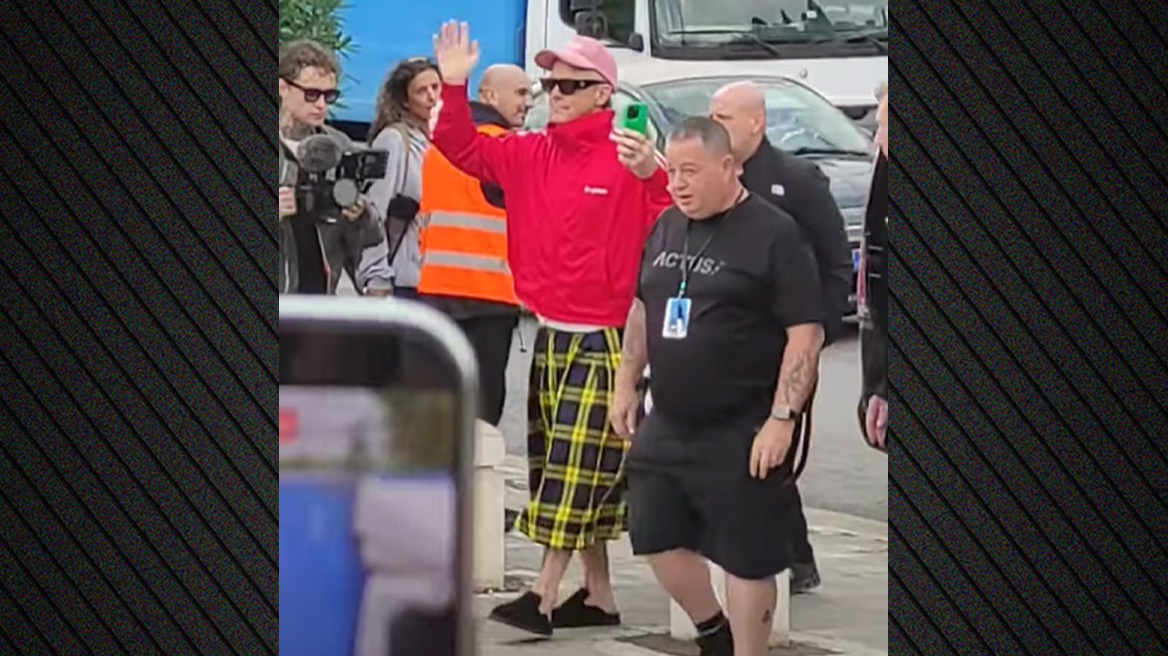 Χαλαρός και πολύχρωμος έφτασε ο Ρόμπι Γουίλιαμς στο Καλλιμάρμαρο, τραβούσε με το κινητό του την άφιξη του - Δείτε βίντεο
