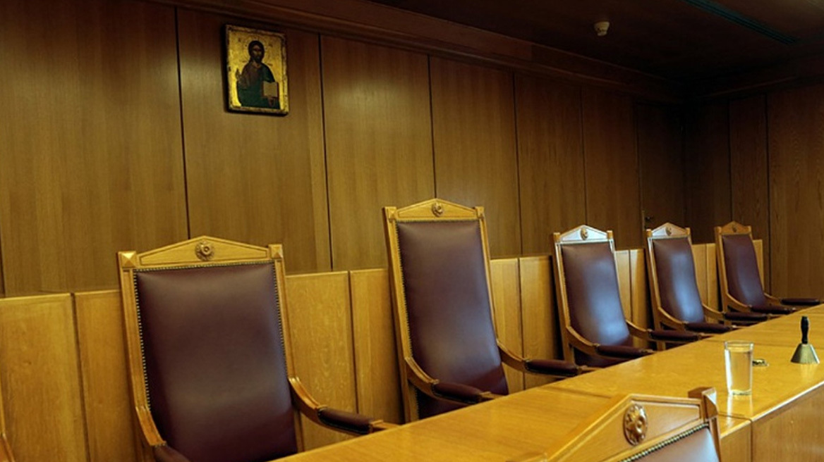 Ξυλοδαρμός γυναίκας δικηγόρου μέσα στο δικαστήριο: «Μου άστραψε χαστούκι και με γρονθοκόπησε»