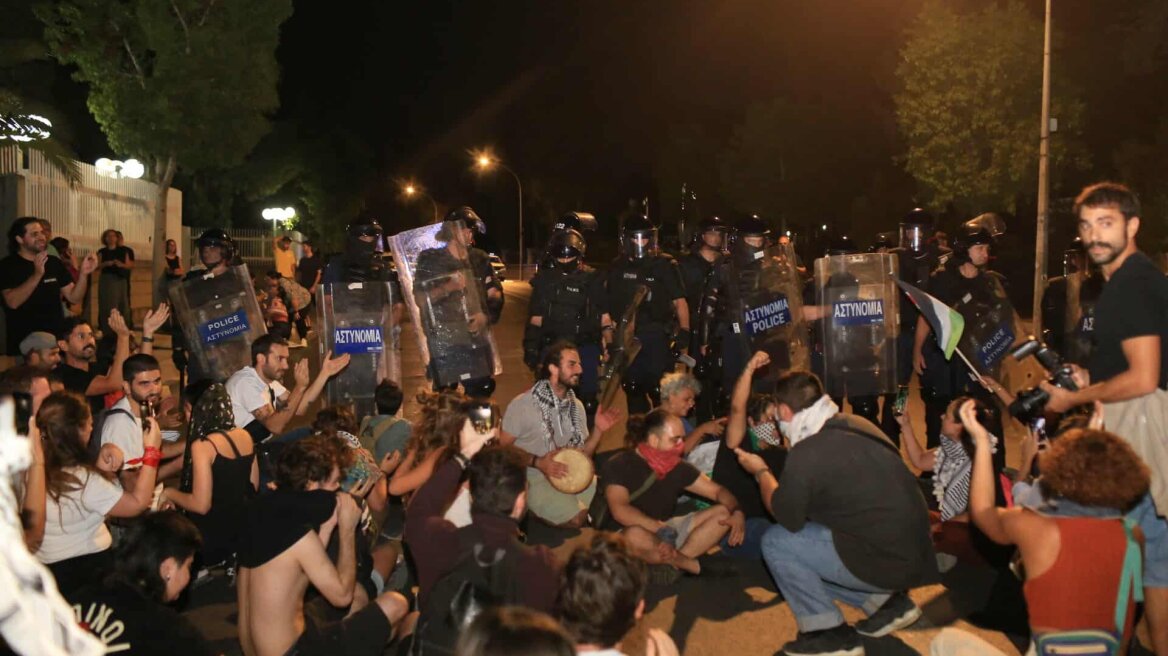 Επεισόδια σε διαμαρτυρία για τη Γάζα έξω από το ΥΠΕΞ στη Λευκωσία - Δείτε βίντεο
