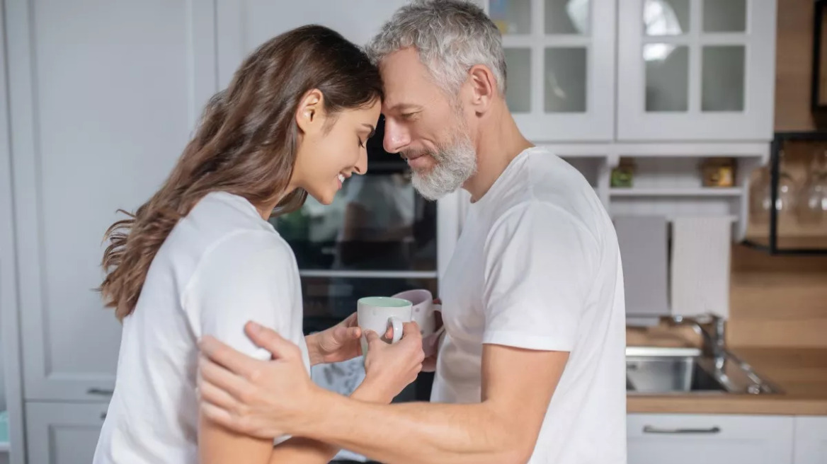 Πόσο μέλλον έχουν οι σχέσεις με διαφορά ηλικίας; Ένας ψυχολόγος απαντά
