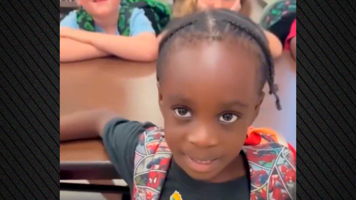 Δίχασε το «μοιάζεις με μαϊμού» από δασκάλα αντί για το happy birthday σε μαθητή στη Φλόριντα - Για ρατσισμό την κατηγορεί η μητέρα του
