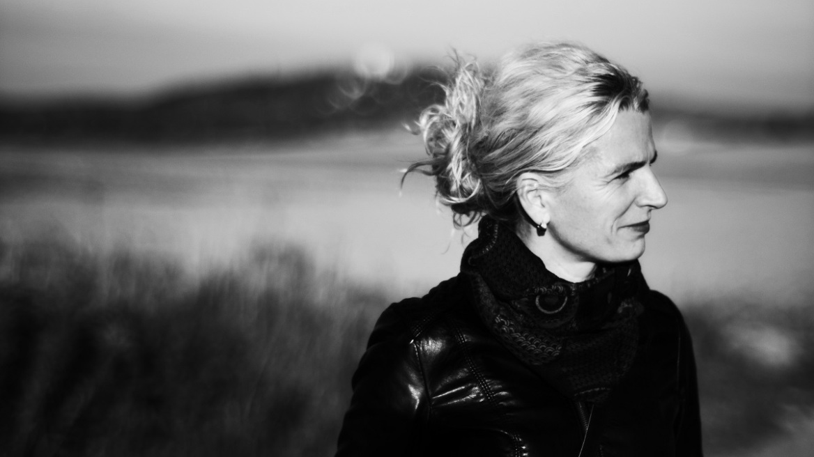 Μετά από τριάντα χρόνια αφοσίωσης στην οικογένεια, έχτισε καριέρα και μετακόμισε στην άλλη άκρη της Γης
