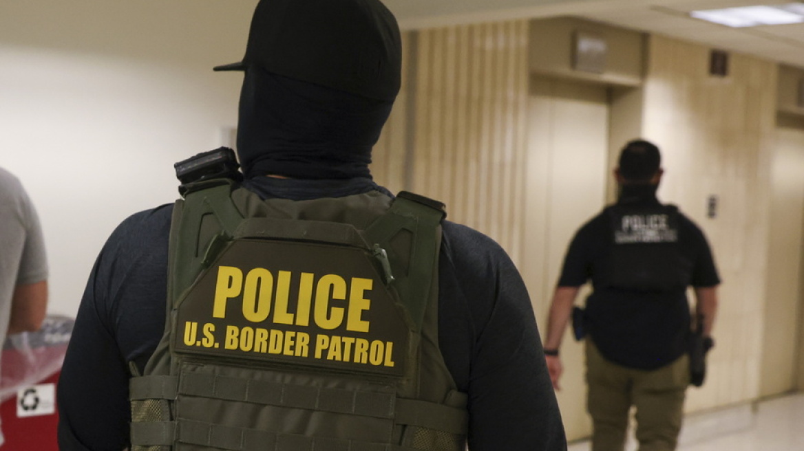 Επεισόδια μεταξύ αστυνομικών και διαδηλωτών και συλλήψεις έξω από κέντρο κράτησης μεταναστών στο Σικάγο
