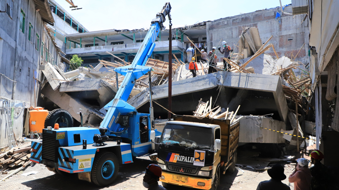 Ινδονησία: Φόβοι για δεκάδες νεκρούς στο σχολείο που κατέρρευσε
