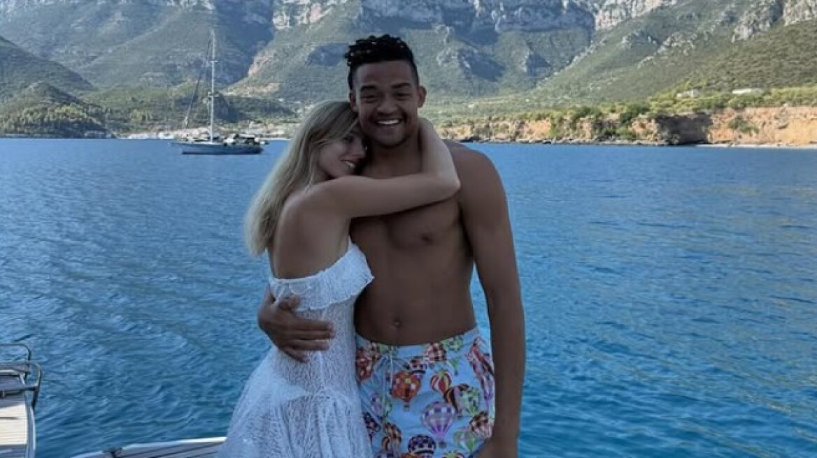 Η  φωτογραφία που ανέβασε η σύντροφος του Καραλή στην αγκαλιά του Manolo 