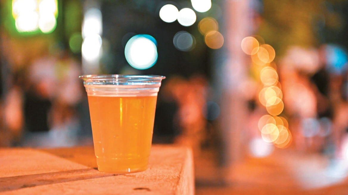 Ποτό σε πλαστικό ποτήρι – Γιατί οι νέοι προτιμούν να διασκεδάζουν στα πεζοδρόμια