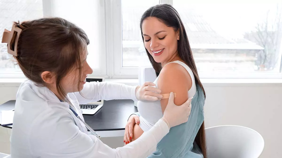 Ιός RSV: Ασφαλής ο εμβολιασμός στην εγκυμοσύνη – Ποιες γυναίκες διστάζουν να εμβολιαστούν
