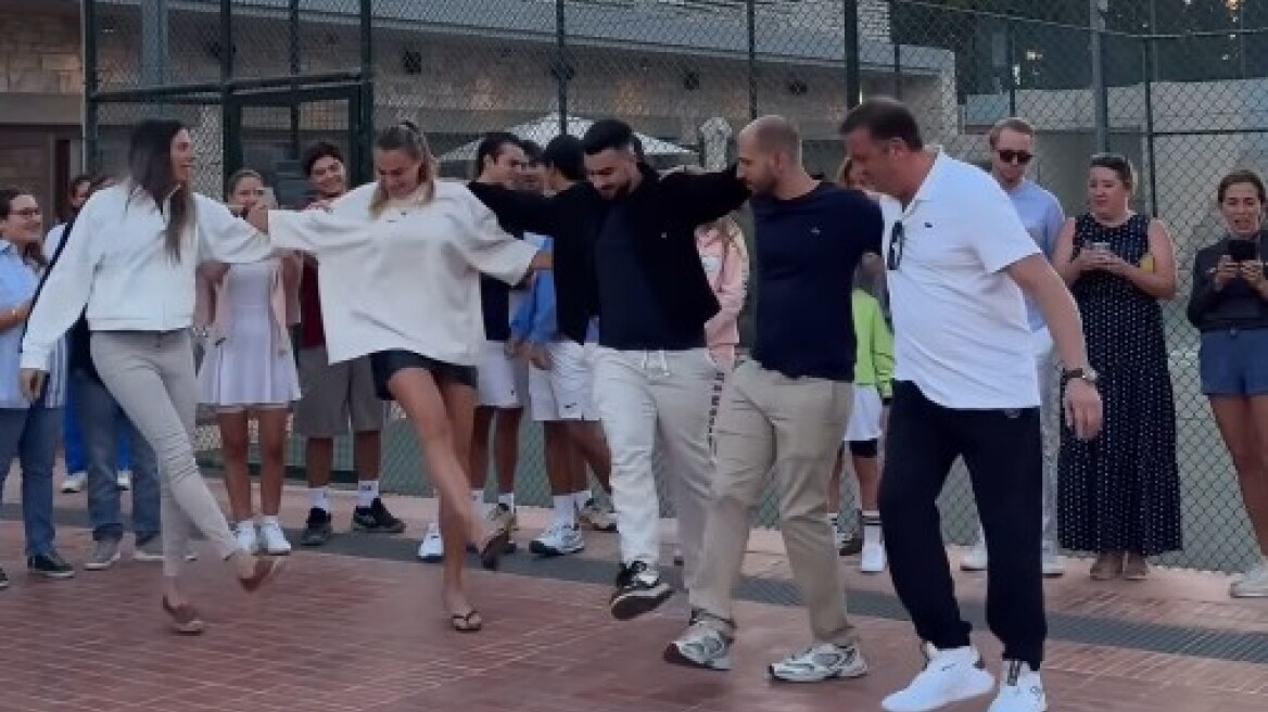 «Ελληνίδα» Σαμπαλένκα μαθαίνει συρτάκι και το διασκεδάζει με την ψυχή της - Δείτε βίντεο 