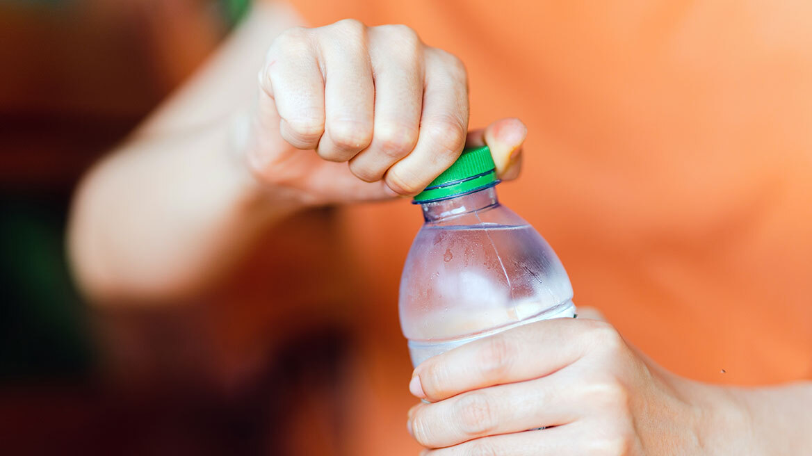 Ειδικοί διευκρινίζουν πόσο χρόνο είναι ασφαλές να πίνουμε νερό από το ίδιο μπουκάλι