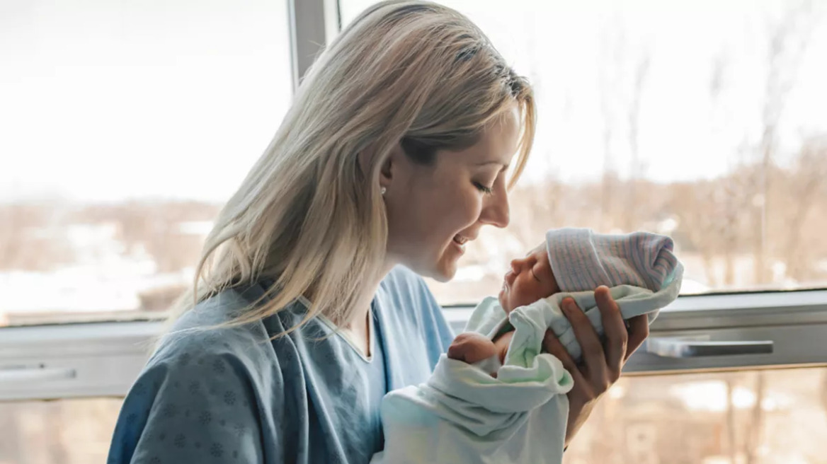 Δόμνα Μιχαηλίδου: «Η φροντίδα της μητέρας και του παιδιού αφορά το μέλλον της κοινωνίας μας»
