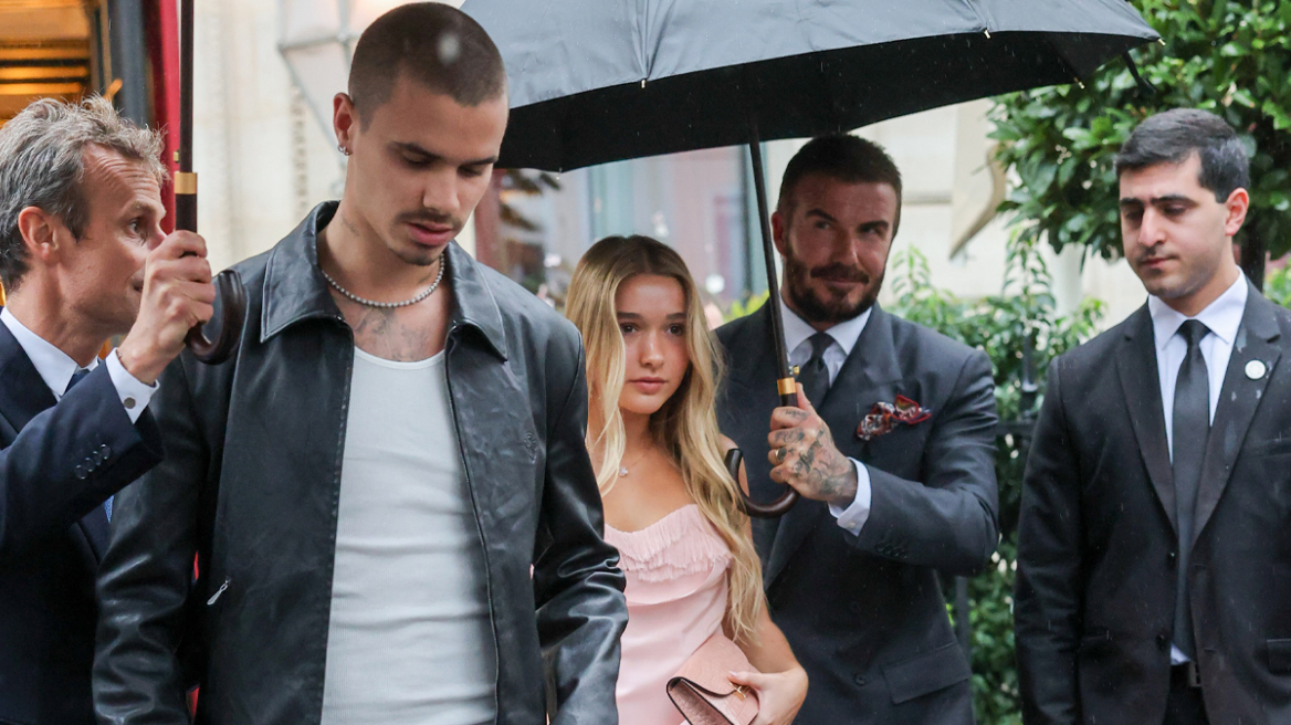 Ενωμένη η οικογένεια Μπέκαμ στην επίδειξη της Βικτόρια στο Παρίσι - Απών ο Μπρούκλιν από το σόου
 