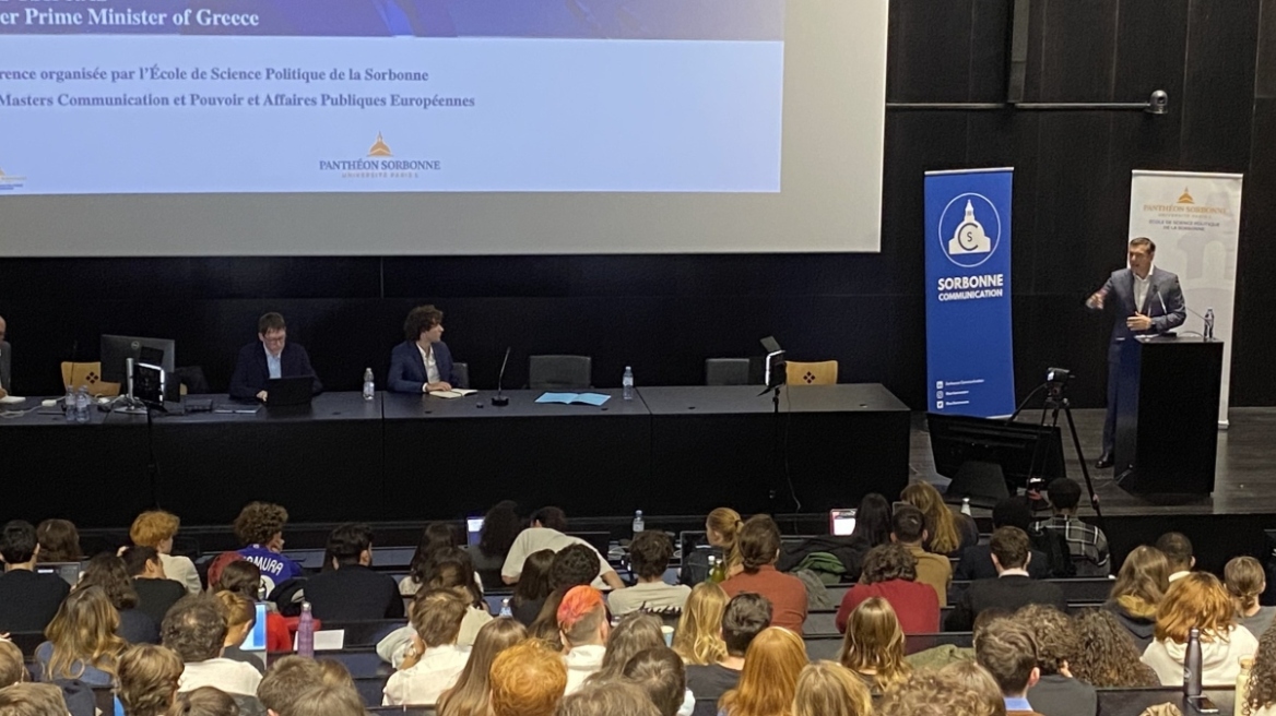 Τσίπρας σε φοιτητή της Σορβόννης: Η συζήτηση για νέο κόμμα γίνεται ερήμην μου, εγώ αφουγκράζομαι τις ανάγκες της κοινωνίας