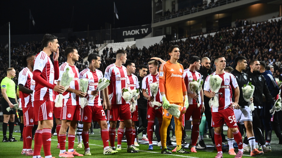 Οι παίκτες Ολυμπιακού και ΠΑΟΚ τίμησαν τη μνήμη των αδικοχαμένων φιλάθλων του Δικεφάλου που έφυγαν στα Τέμπη - Βίντεο, φωτογραφίες