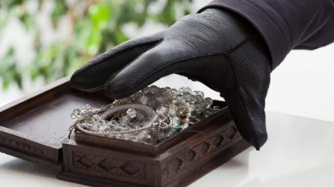 Διάρρηξη σε διαμέρισμα στο Κολωνάκι: Μπήκαν από τον φωταγωγό και άρπαξαν κοσμήματα και διαμάντια αξίας 150.000 ευρώ