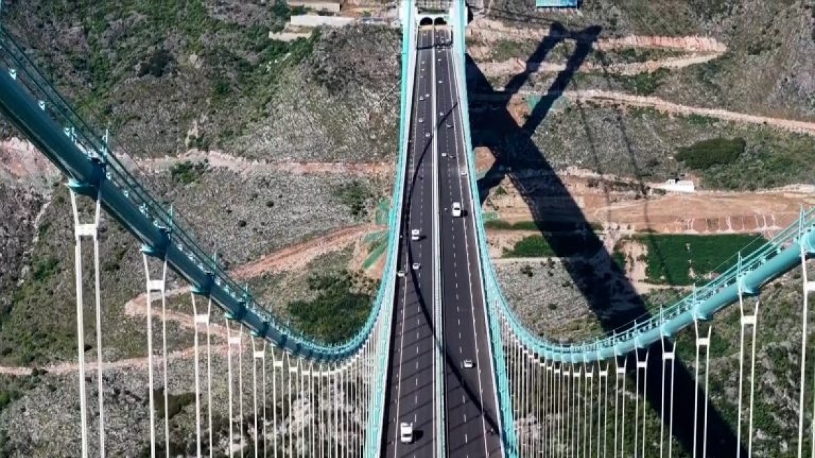 Η Κίνα παρουσίασε επίσημα την ψηλότερη γέφυρα του κόσμου με εστιατόριο στα σύννεφα