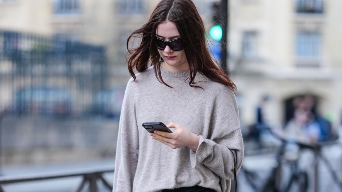 Καφέ sneakers: Η τάση που αξίζει να δοκιμάσετε αυτή τη σεζόν
