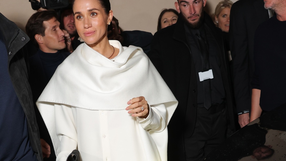 Η Mέγκαν Μαρκλ κάνει μια εμφάνιση-έκπληξη στο show του οίκου Balenciaga στο Παρίσι
