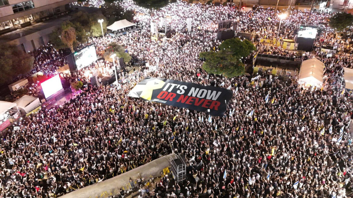 «Ή τώρα ή ποτέ»: Με φωτογραφία από διαδήλωση στο Ισραήλ για την επιστροφή των ομήρων, ο Τραμπ στέλνει μήνυμα για συμφωνία σε Νετανιάχου και Χαμάς
