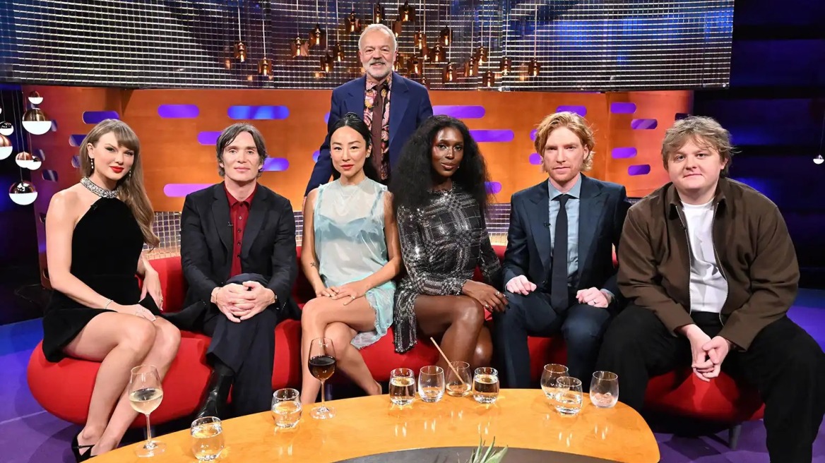 Η Tέιλορ Σουίφτ μοιράζεται λεπτομέρειες για το πώς οργανώθηκε η πρόταση γάμου της στην εκπομπή του Graham Norton
