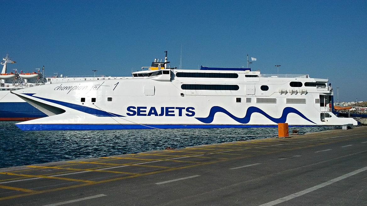 Ταλαιπωρία για εκατοντάδες επιβάτες στην Ίο λόγω βλάβης στον καταπέλτη του πλοίου Champion Jet 1