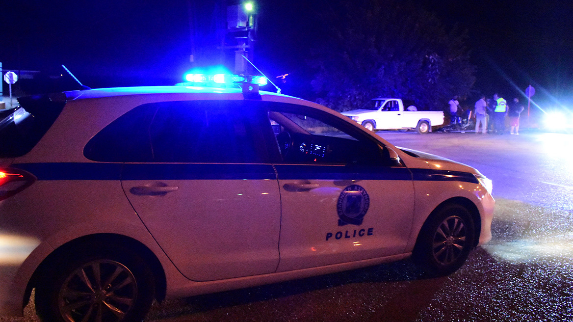 Βίντεο: 45χρονος με τσεκούρι σπάει αυτοκίνητο και σπίτια, συνελήφθη στα Βριλήσσια