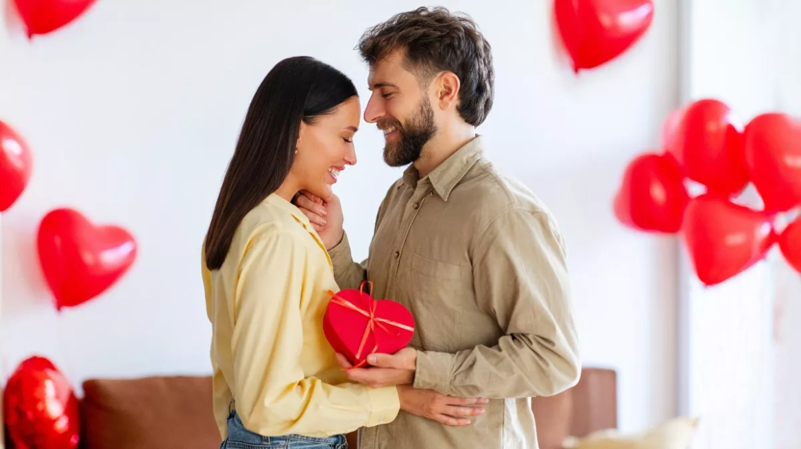 Έρωτας ή χειραγώγηση; Πώς θα αναγνωρίσετε την παγίδα του love bombing