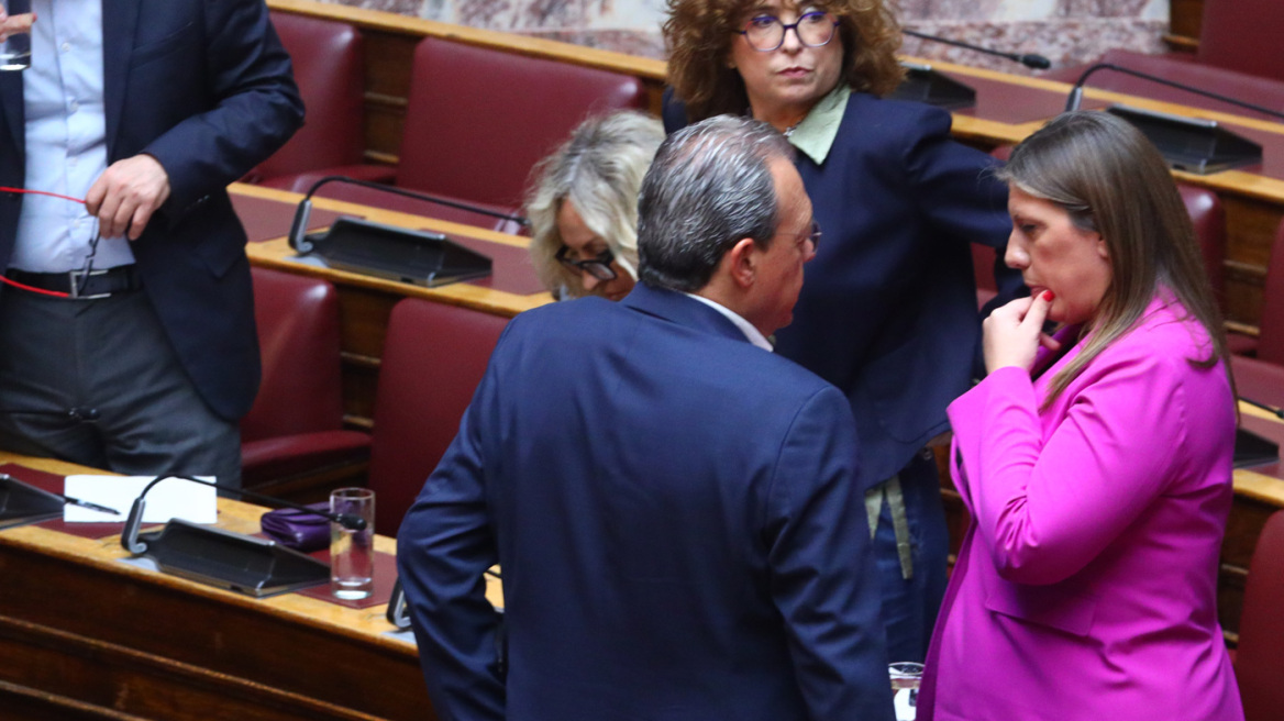 Αγιασμός της Βουλής από τον Αρχιεπίσκοπο Ιερώνυμο με πηγαδάκια και τετ α τετ βουλευτών μετά την παραίτηση Τσίπρα