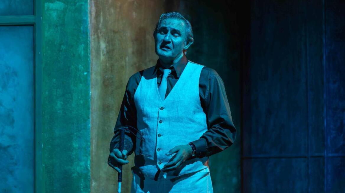 Άκης Σακελλαρίου: Υποδύεται τον ρόλο του Αλ Πατσίνο στο θεατρικό «Άρωμα γυναίκας» - Δείτε βίντεο 