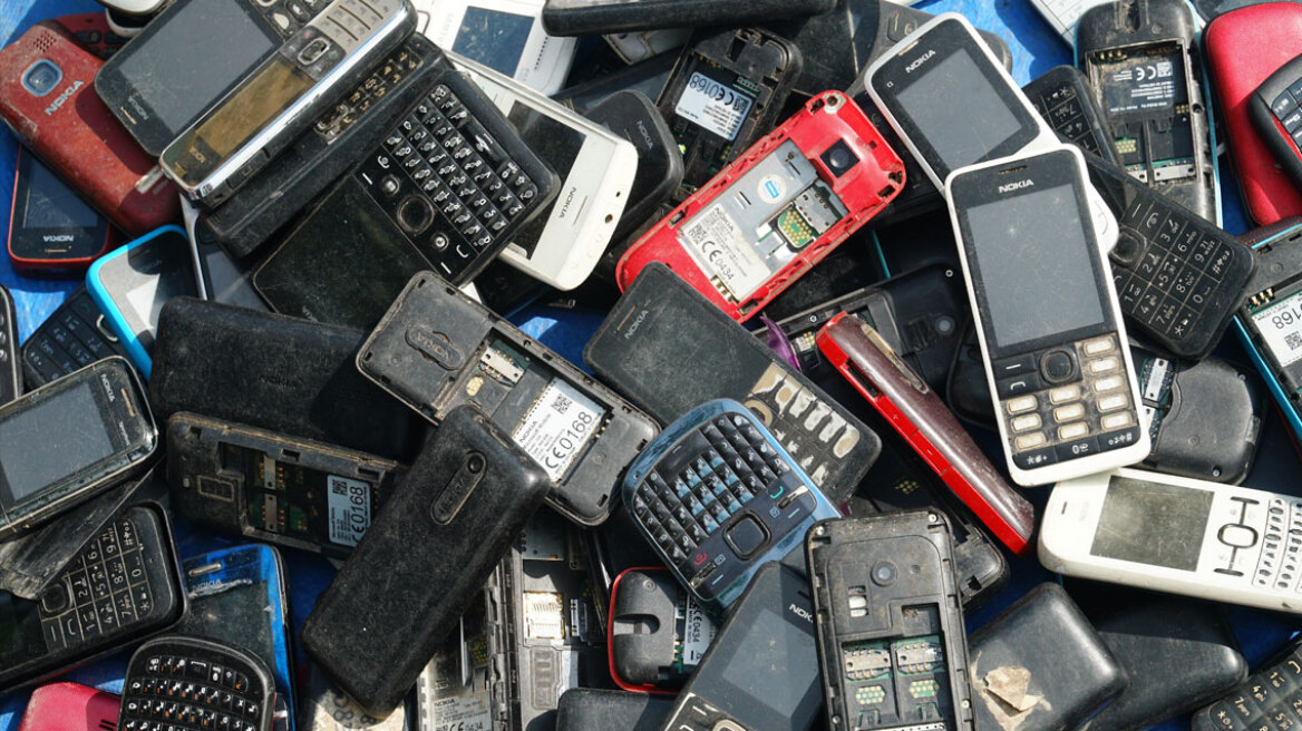 Τα παλιά κινητά επιστρέφουν: Γιατί περισσότεροι αποφεύγουν τα smartphones