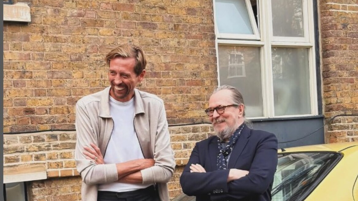 Βίντεο: Ο απίθανος Πίτερ Κράουτς έκανε τον Σερ Γκάρι Όλντμαν να ξεραθεί στα γέλια με την ατάκα για την αγαπημένη του Γιουνάιτεντ - Δείτε βίντεο