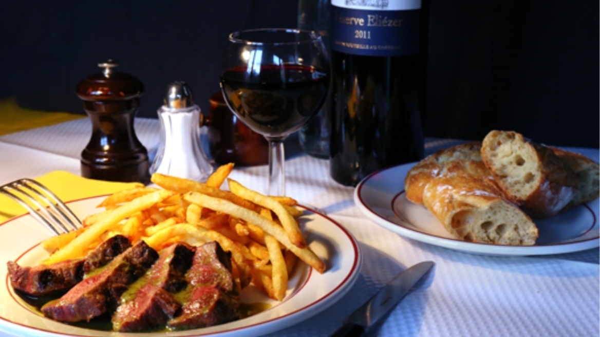 Το μπιστρό - θρύλος του Παρισιού που σερβίρει ένα μόνο πιάτο εδώ και πάνω από μισό αιώνα