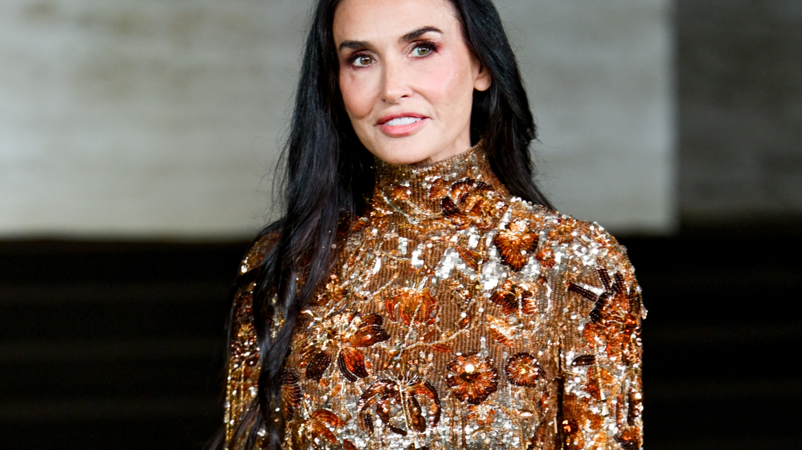 Το hair look της Demi Moore στο mini film «The Tiger» του οίκου Gucci είναι το φθινοπωρινό inspo που ψάχναμε
