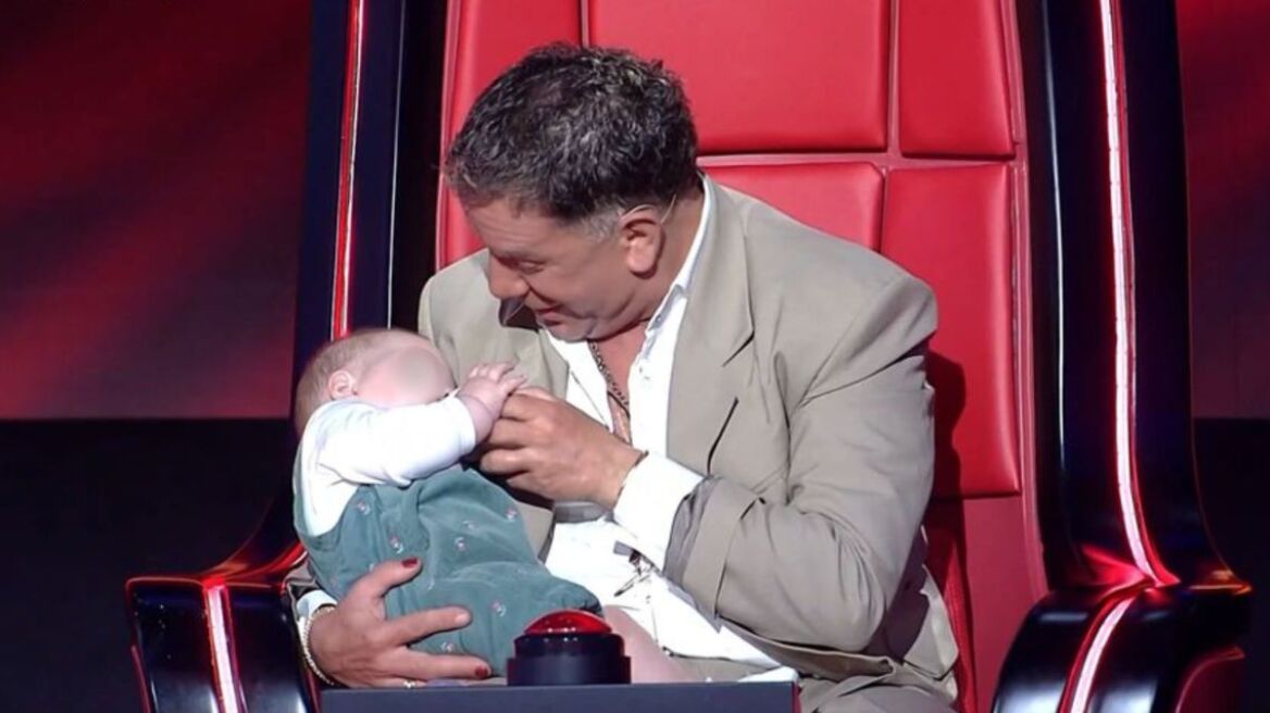 Βίντεο: Ο Γιώργος Μαζωνάκης ταΐζει το μωρό παίκτριας στο Voice 
