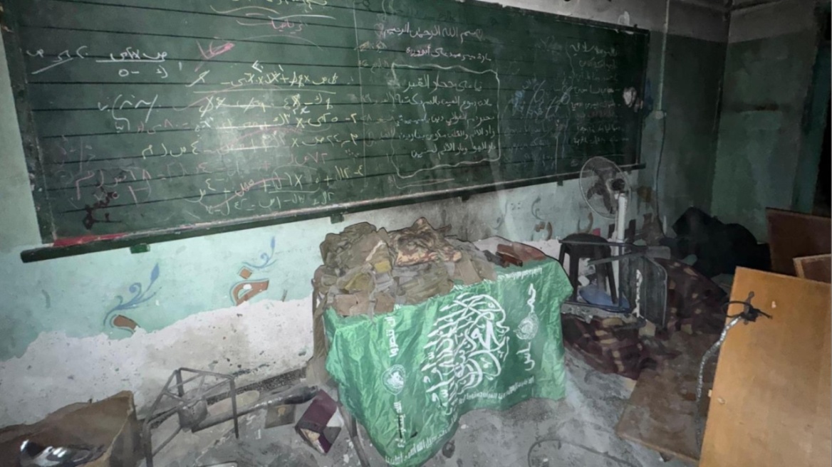 Ο ισραηλινός στρατός δημοσίευσε βίντεο με όπλα που άφησε η Χαμάς σε νηπιαγωγείο της Γάζας 