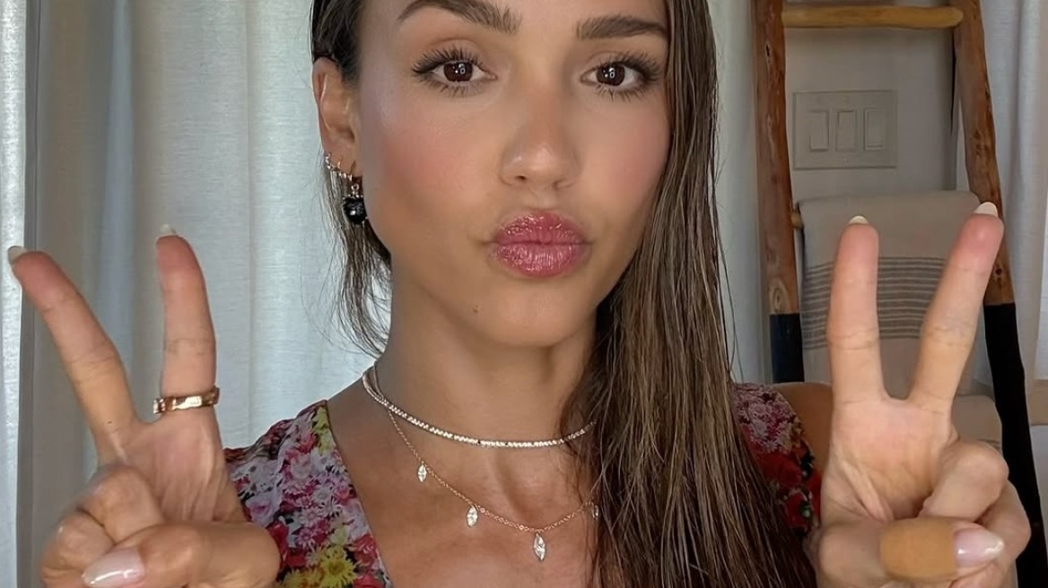 Τζέσικα Άλμπα: Η συνταγή με τζατζίκι και κιμά που εμπνεύστηκε από την Ελλάδα - Δείτε το βίντεο που έγινε viral