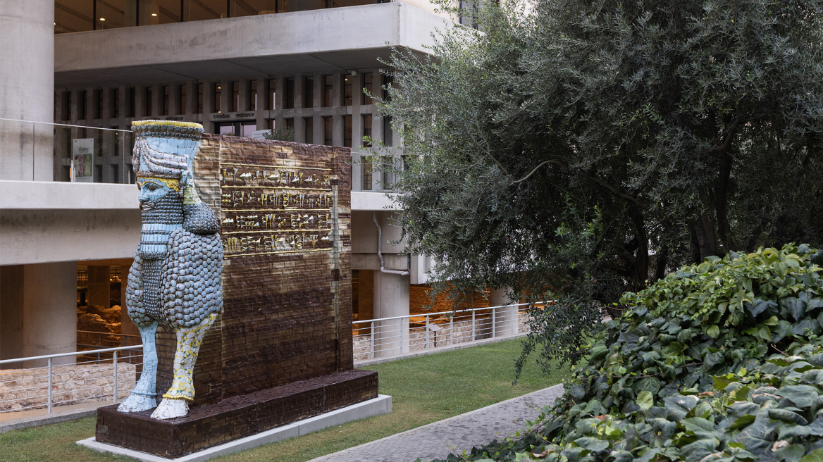 Μουσείο Ακρόπολης: Ένα εντυπωσιακό αντιπολεμικό γλυπτό του Michael Rakowitz εγκαταστάθηκε στον εξωτερικό χώρο του