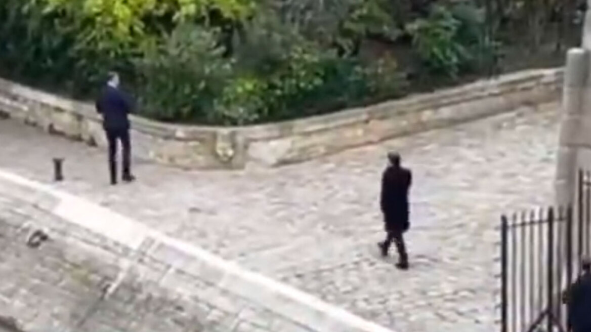 Μας πήρε το ποτάμι: Σε αδιέξοδο ο Μακρόν, βγήκε βόλτα στον Σηκουάνα μετά την παραίτηση Λεκορνί - Δείτε βίντεο