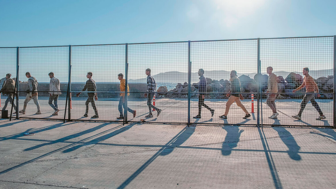 «Μαχαίρι» στα επιδόματα στο μεταναστευτικό φέρνει ο Πλεύρης - Μειώσεις σε σίτιση, στέγαση και βοηθήματα
