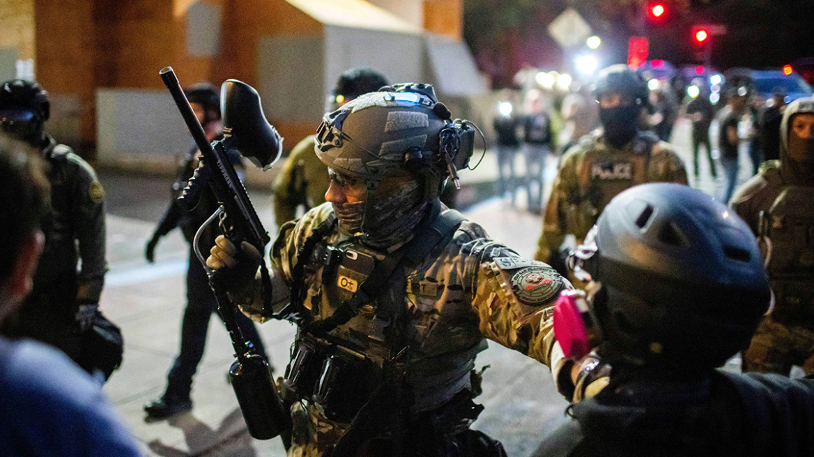 Η κυβέρνηση Τραμπ χαρακτηρίζει δημοκρατικές πόλεις «εμπόλεμες ζώνες» και στέλνει στρατό σε Πόρτλαντ και Σικάγο