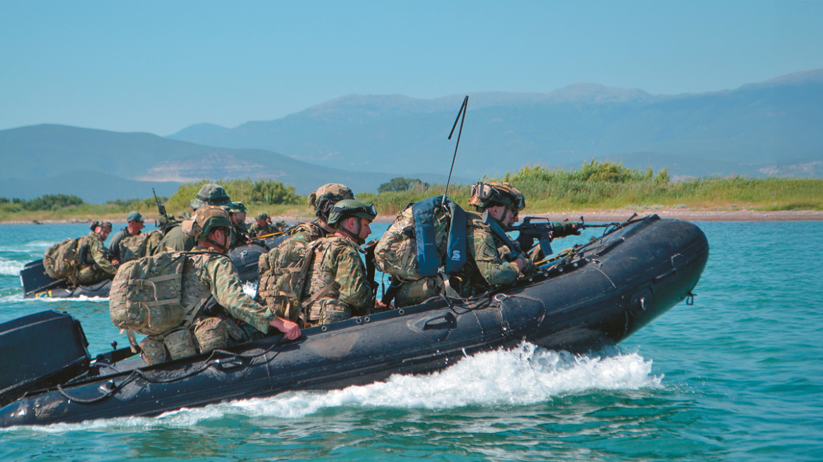 Οι αλλαγές στο στράτευμα: Κίνητρα και παροχές για θητεία, εφεδρεία και καριέρα - Οικιστικό πρόγραμμα, μισθολόγιο και εθελοντική στράτευση γυναικών