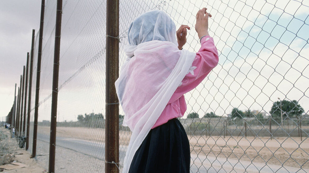 Γάζα: Γυναίκες καταγγέλλουν πως ζήτησαν ανθρωπιστική βοήθεια και δέχθηκαν σεξουαλικές επιθέσεις: «Πώς σε ικανοποιούσε ο άντρας σου;»