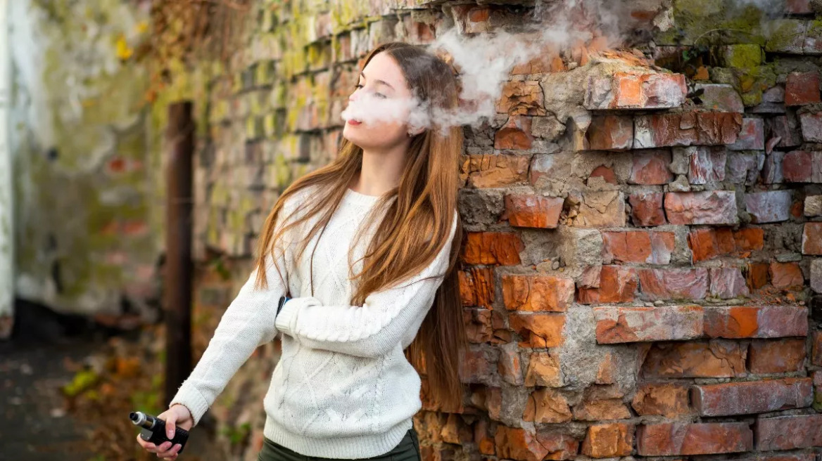 Στοιχεία – σοκ: 1 στα 10 παιδιά καπνίζει – Για ένα «νέο κύμα εθισμού στη νικοτίνη» προειδοποιεί ο ΠΟΥ
