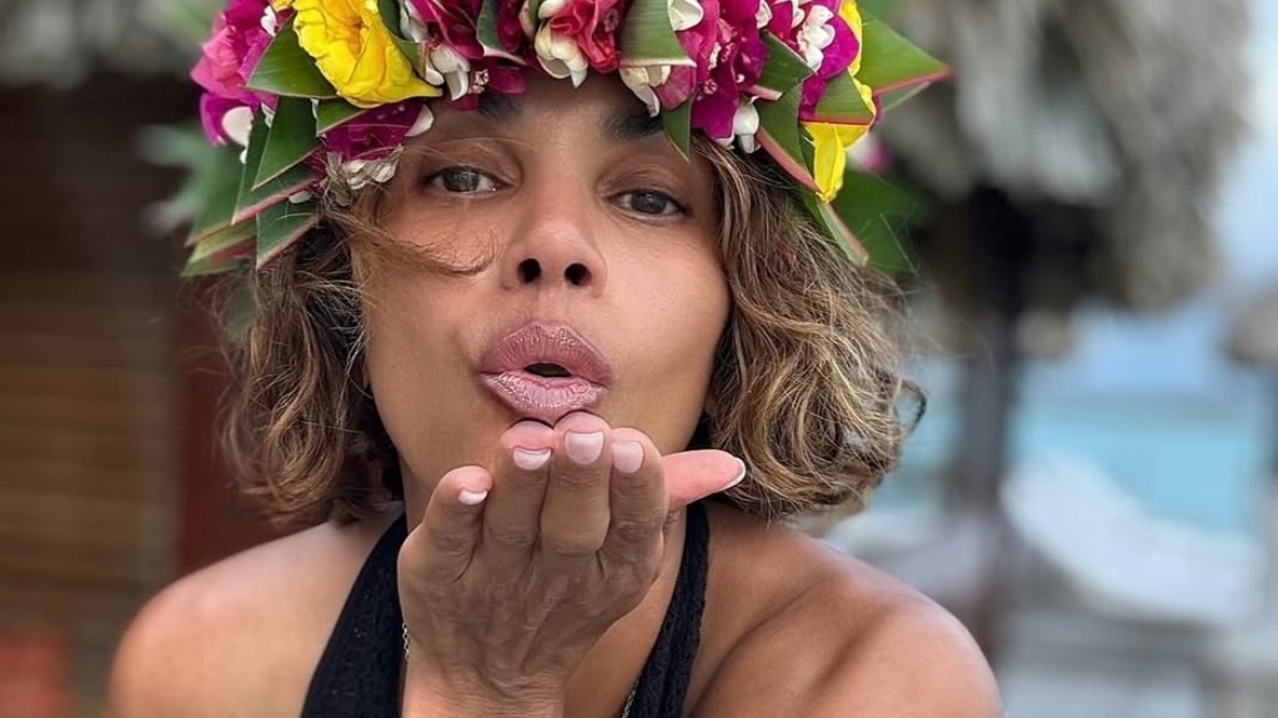 Χάλι Μπέρι: Η 59χρονη ηθοποιός δείχνει την εντυπωσιακά fit σιλουέτα της