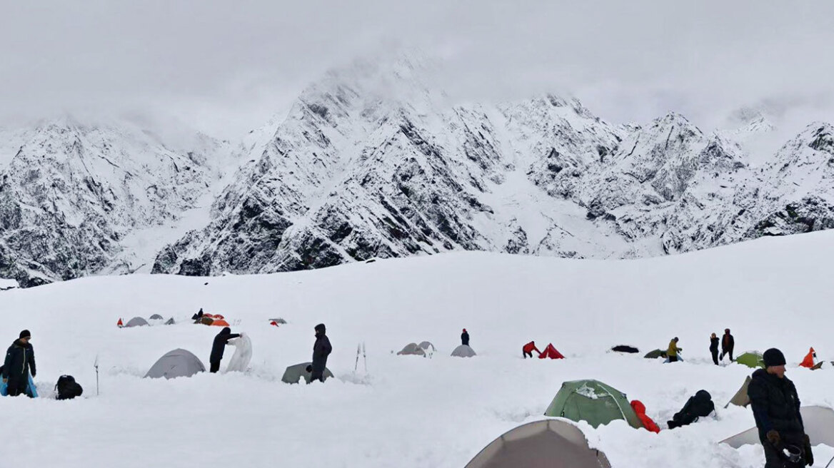 Αγώνας δρόμου στο Έβερεστ για να απομακρύνουν τους αποκλεισμένους πεζοπόρους μετά τη χιονοθύελλα