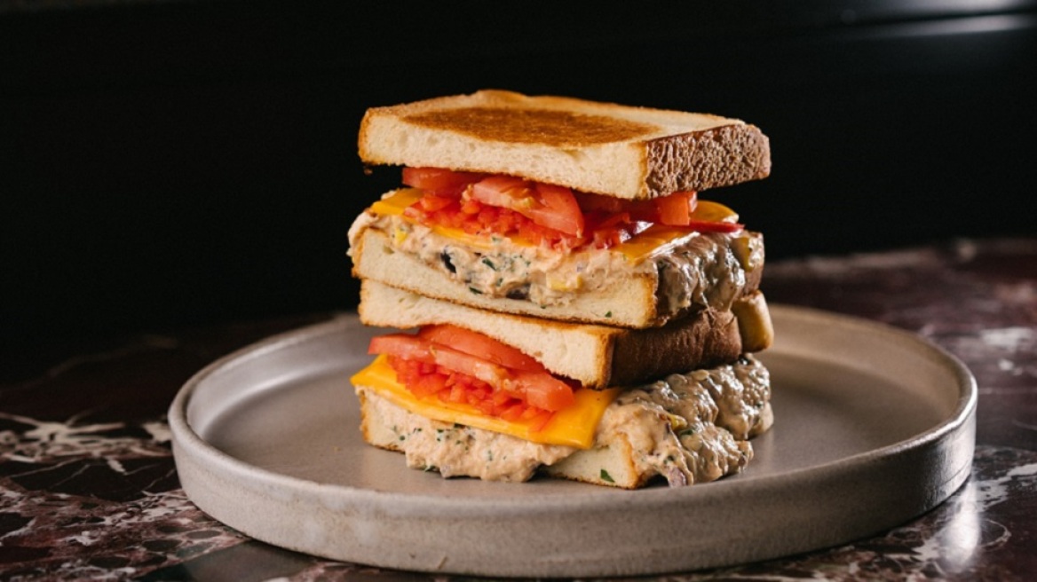 Ζεστό σάντουιτς με κοτοσαλάτα και ντομάτα, από τον Γρηγόρη Κίκη