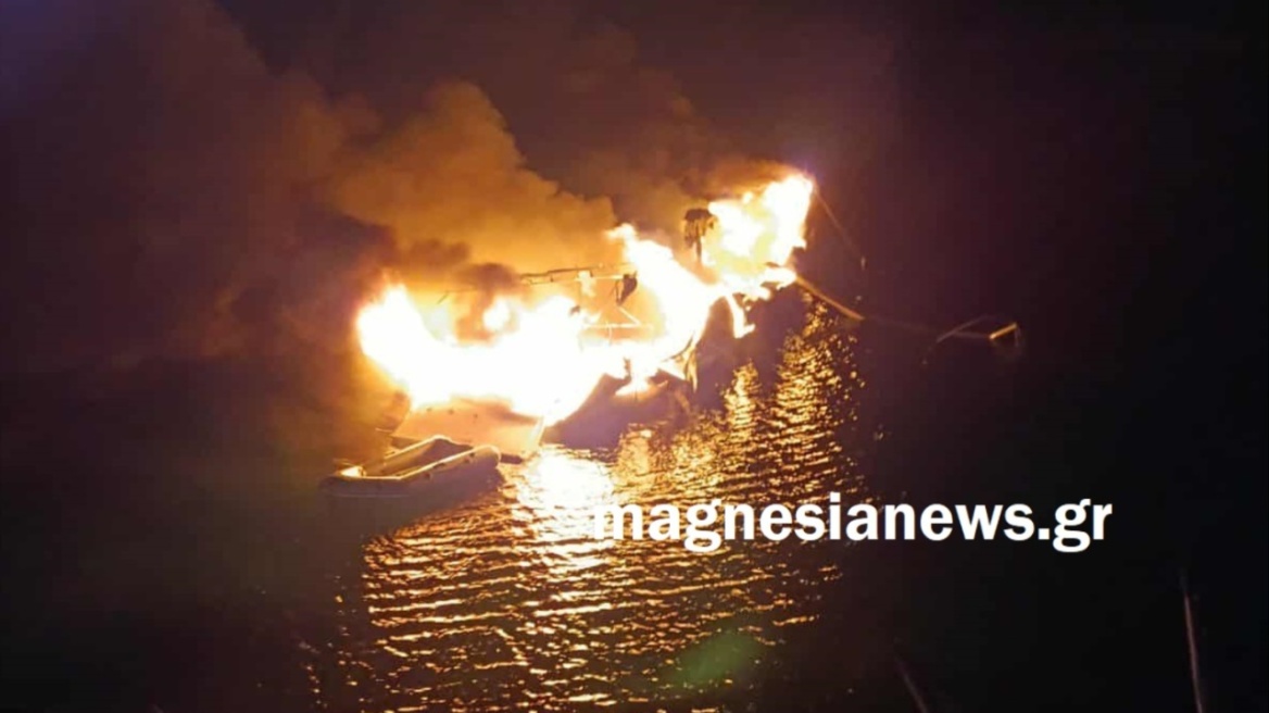 Πυρκαγιά σε ιστιοφόρο στην Αλόννησο - Ασφαλείς οι τέσσερις επιβαίνοντες, δείτε βίντεο