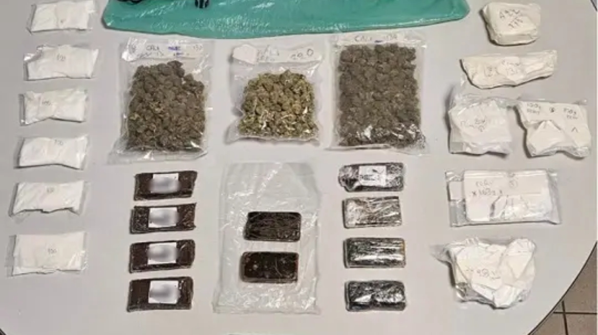 Θεσσαλονίκη: Συνελήφθη 42χρονη που φυλούσε τα ναρκωτικά έγκλειστου σε φυλακές - Κοκαΐνη, κάνναβη και mdma