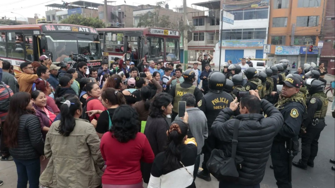 Η Λίμα του Περού παραλύει εξαιτίας κινητοποίησης οδηγών λεωφορείων κατά των εκβιάσεων